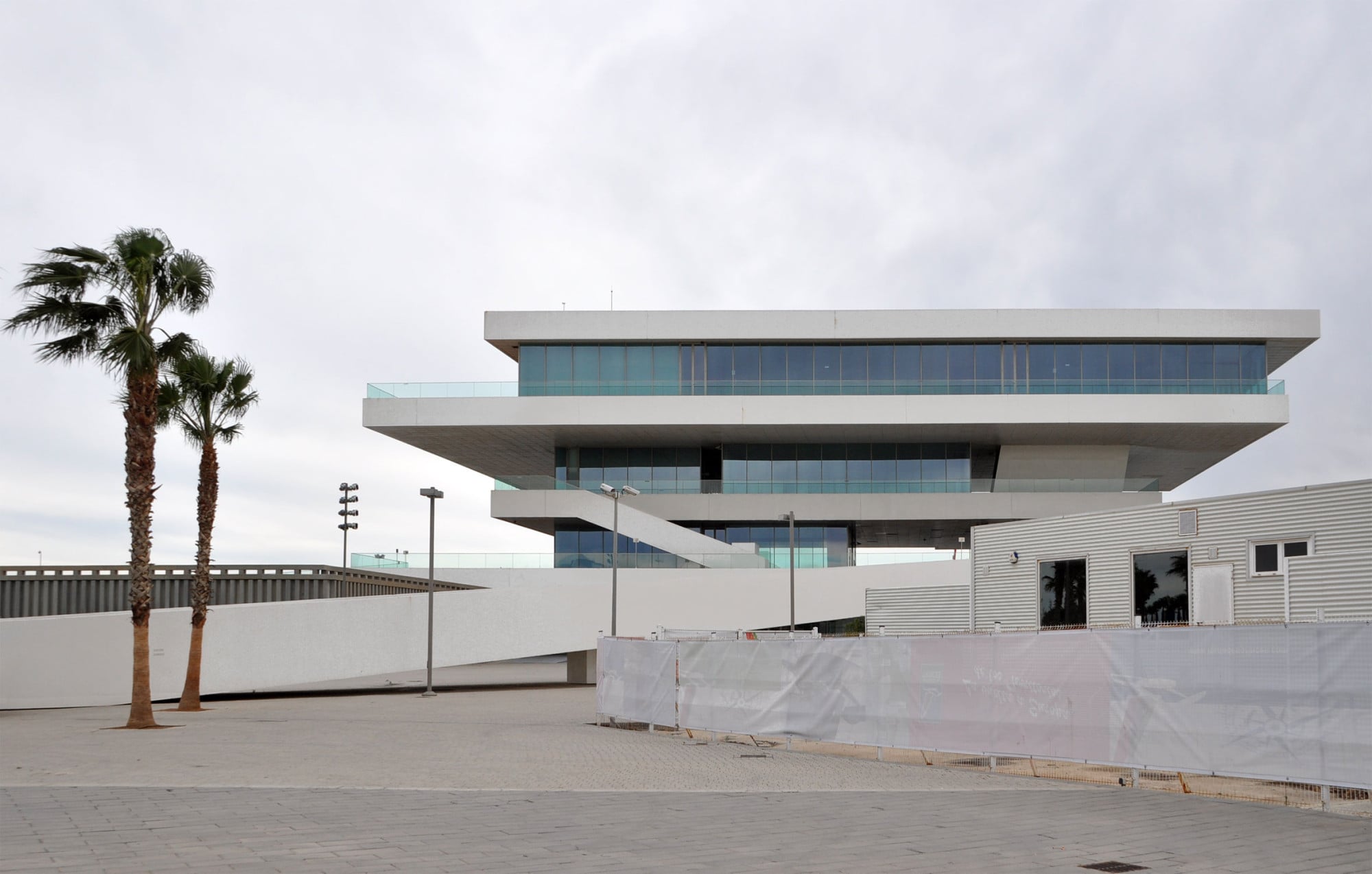 Anders als beim  America's Cup Gebäude in Valencia dürfte bei vier beschichteten Gläsern eine verzerrungsfreie Durchsicht eher die Ausnahme als die Regel sein