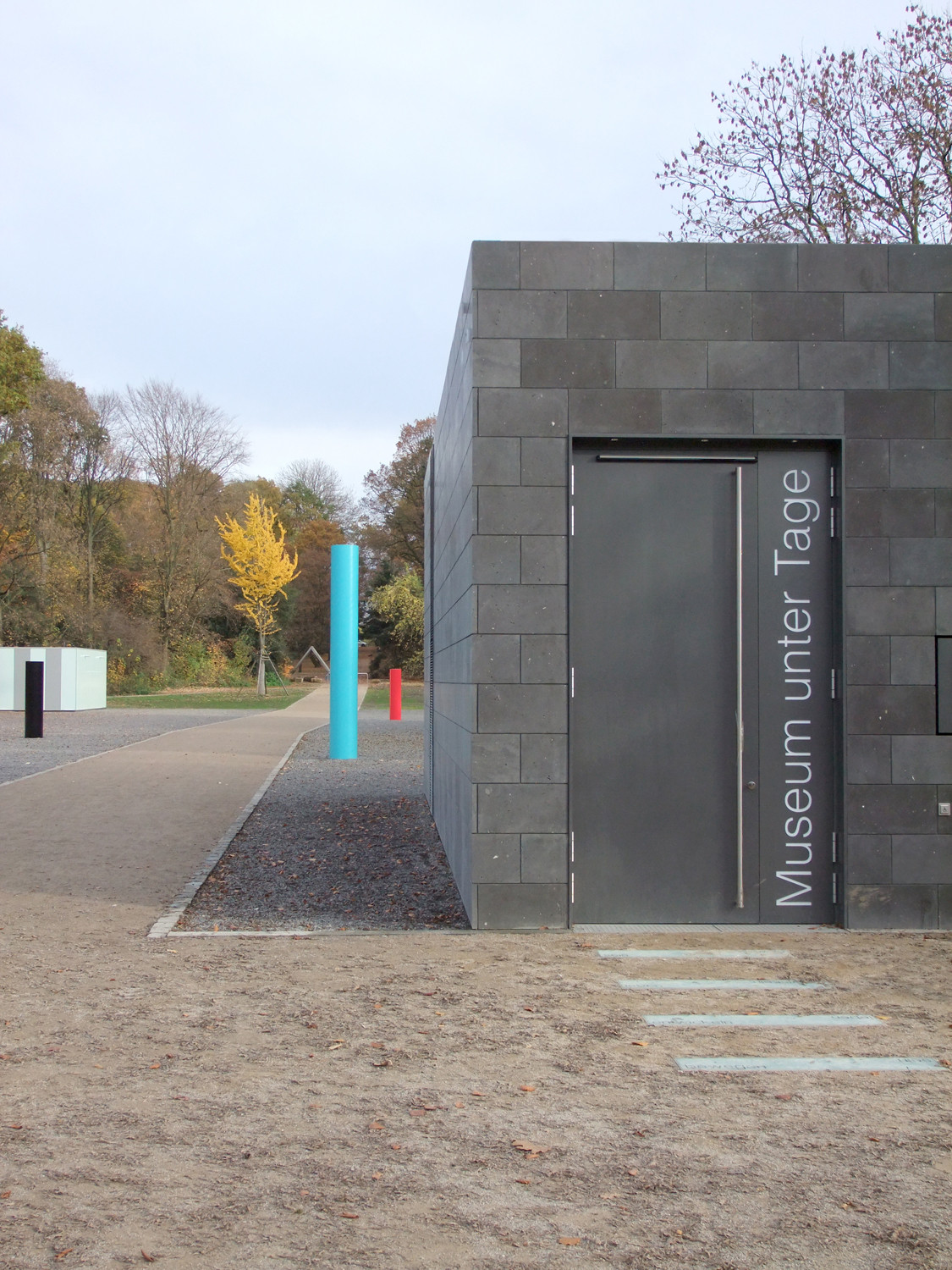 Eine blechbekleidete Zugangstür führt in das Museum unter Tage