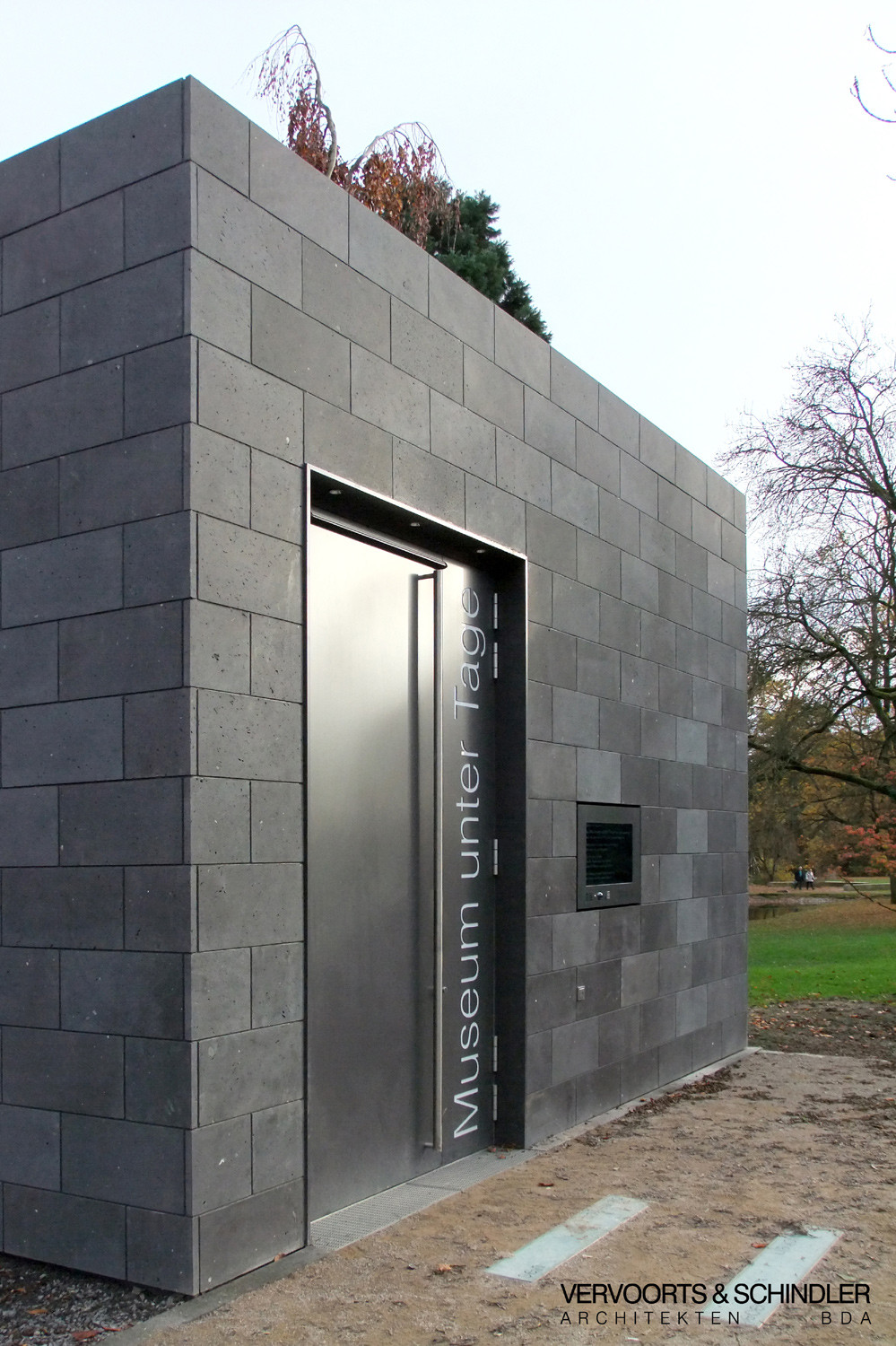 Das Eingangsgebäude ist mit anthrazitfarbenem Mendiger Eifelbasalt verkleidet