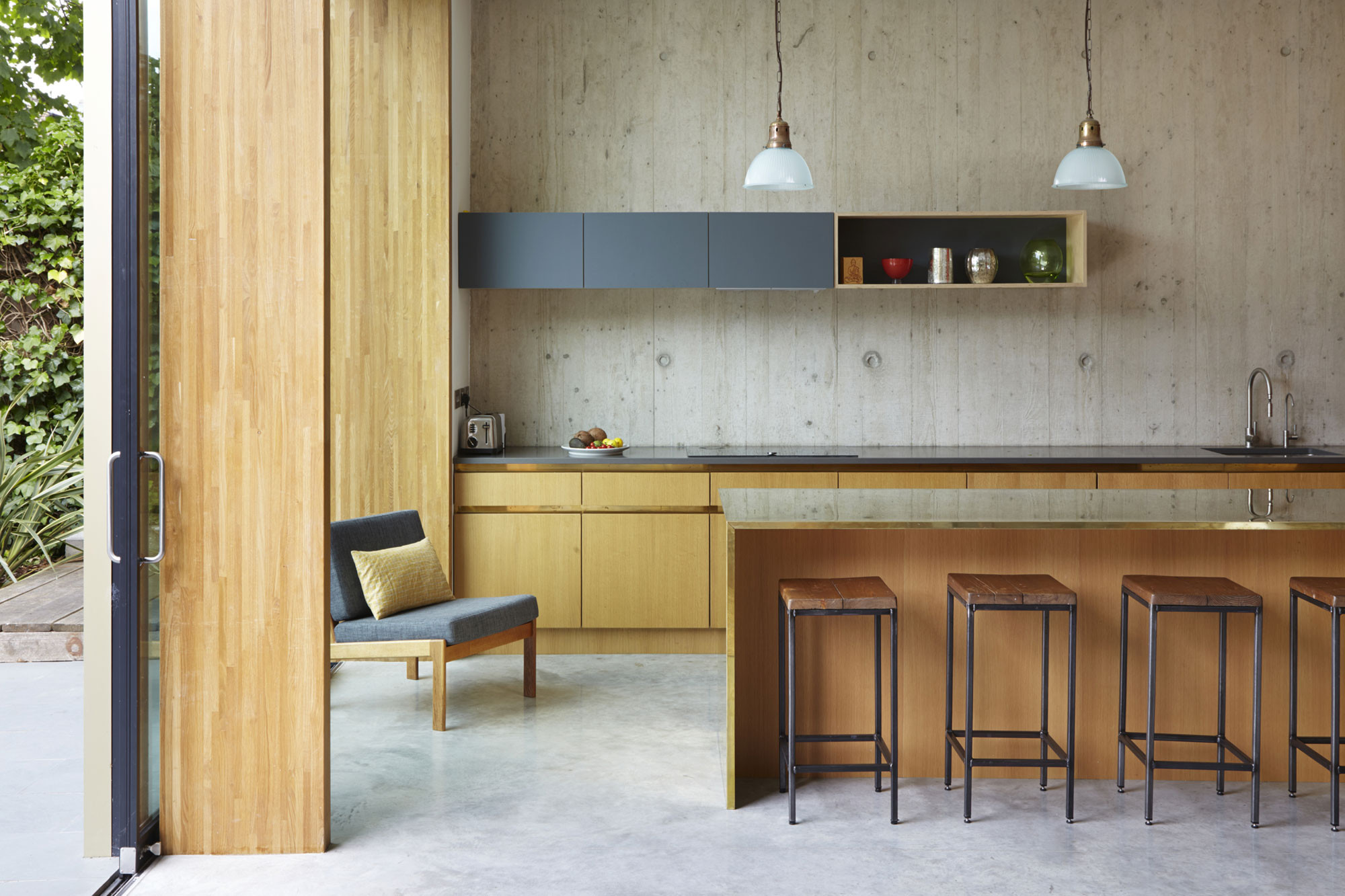 Die Materialien Holz und Beton, die die Fassaden prägen, dominieren auch im Inneren