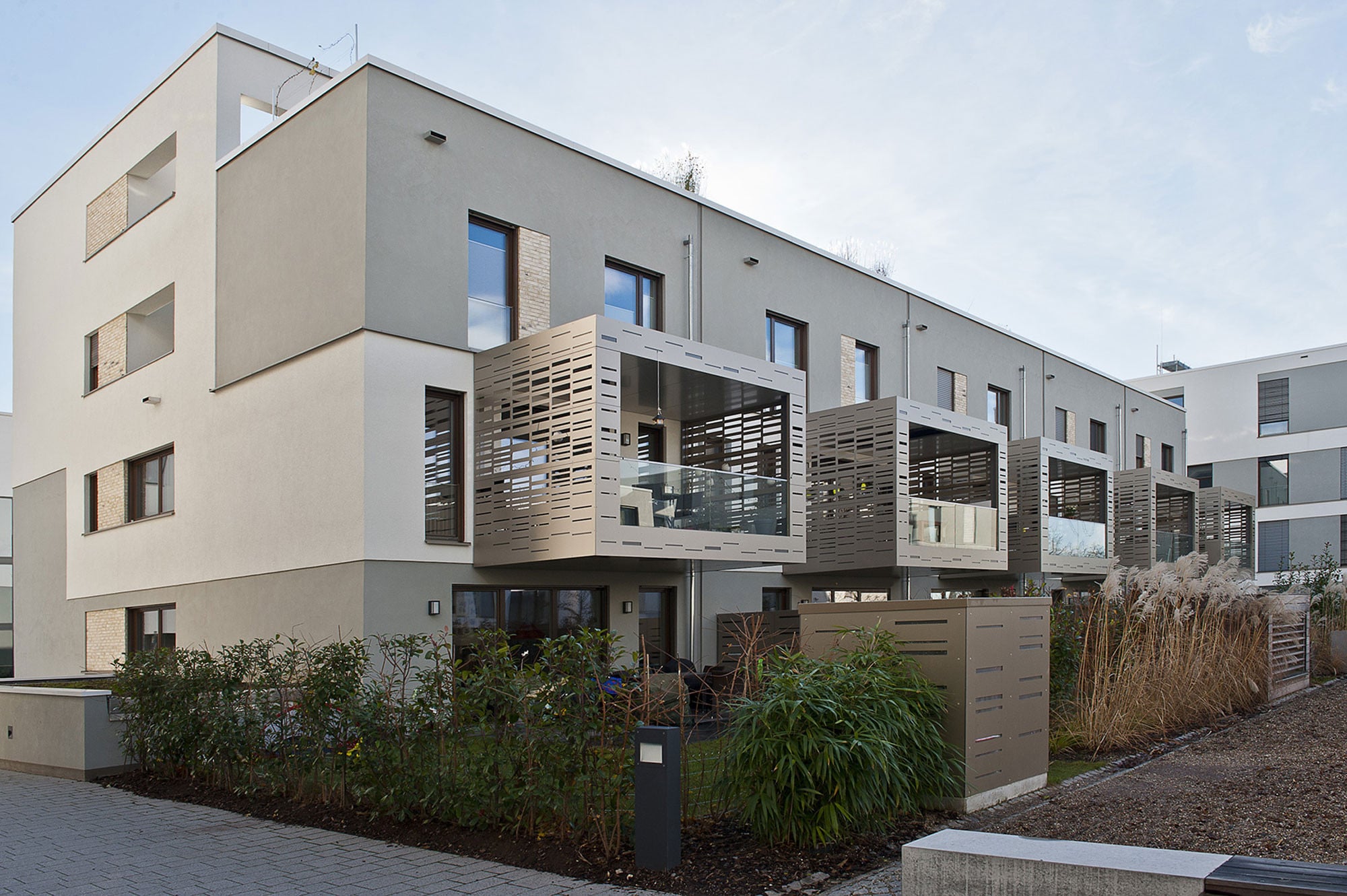 Im Stahlbau treten häufig Wärmebrücken an auskragenden Bauteilen auf, die die Außenwand von innen nach außen durchdringen, wie z.B. Balkonträger