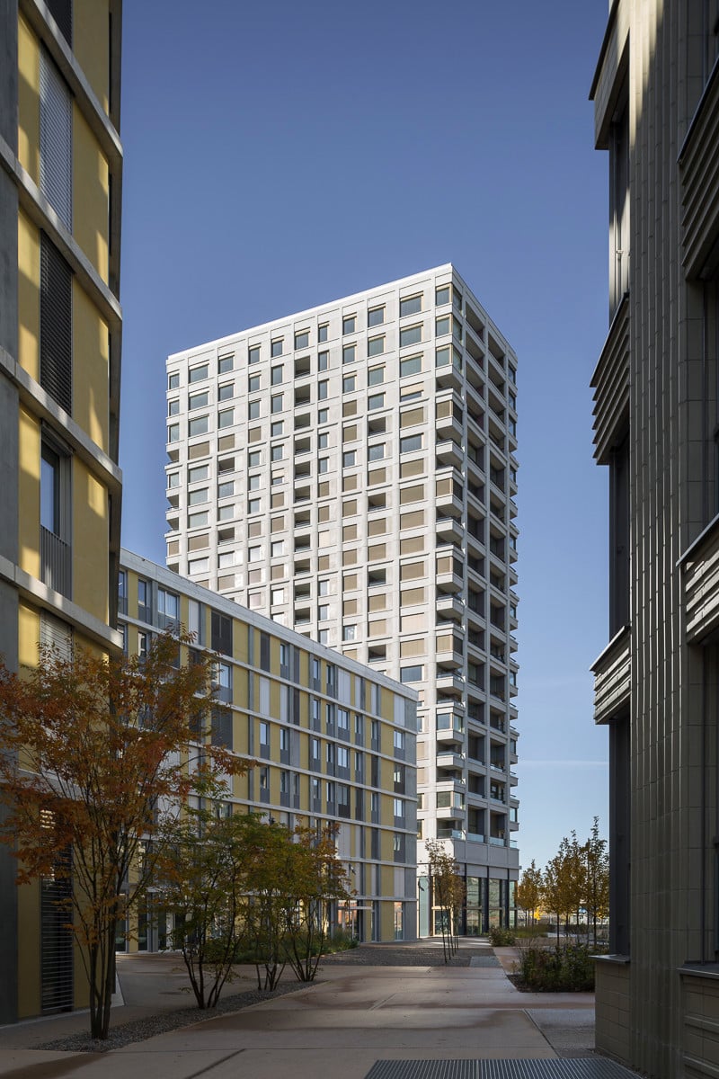 Von Osten: Drei mehrfach geknickte siebengeschossige Zeilenbauten entstammen ebenso wie der Wohnturm der Feder von Meili Peter Architekten
