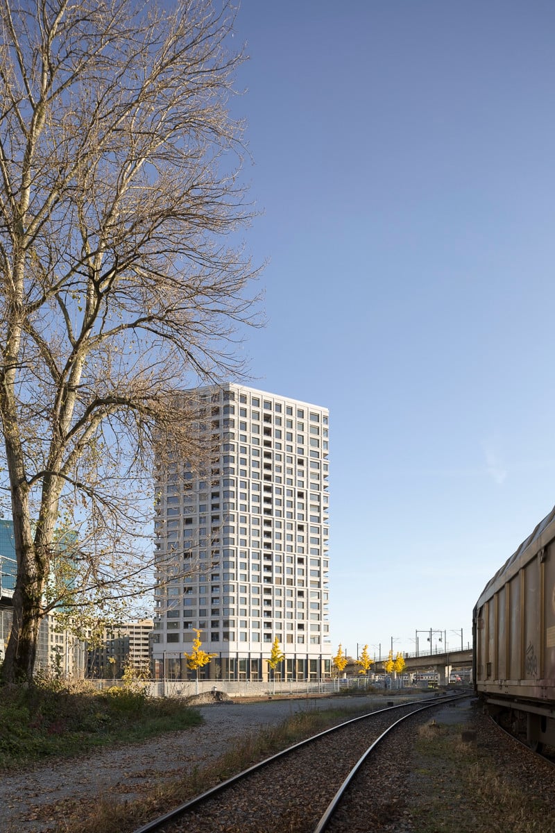 Der 77 Meter hohe Zölly-Turm ist als Kopf der Wohnbebauung am Pfingstweidpark ausgebildet