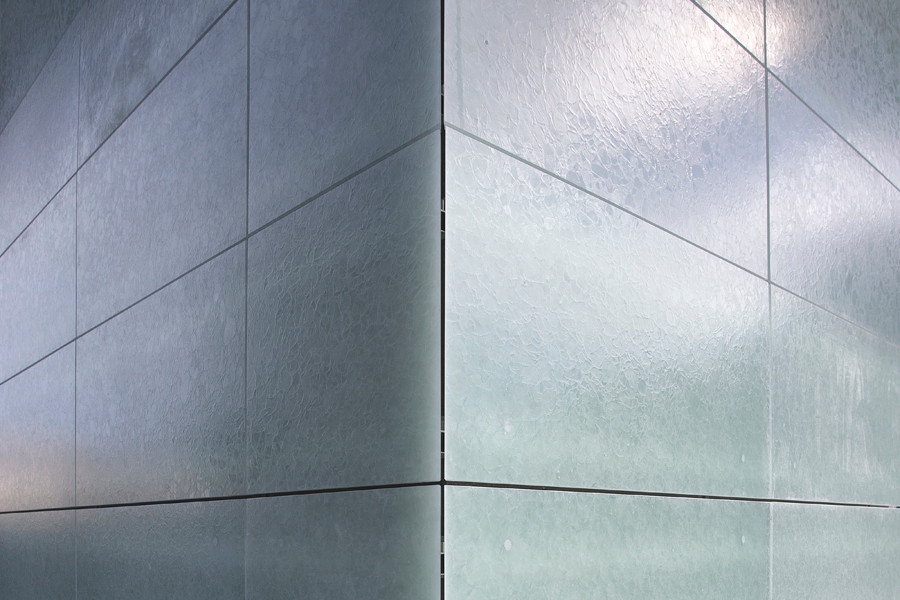 Zur Herstellung werden Scherben von Flachglas zu Glasgranulaten aufbereitet, in Plattenform gebracht und gesintert. Für diese Fassade im norwegischen Trondheim von den Architekten Agraff wurden Platten in Jade patiniert eingesetzt