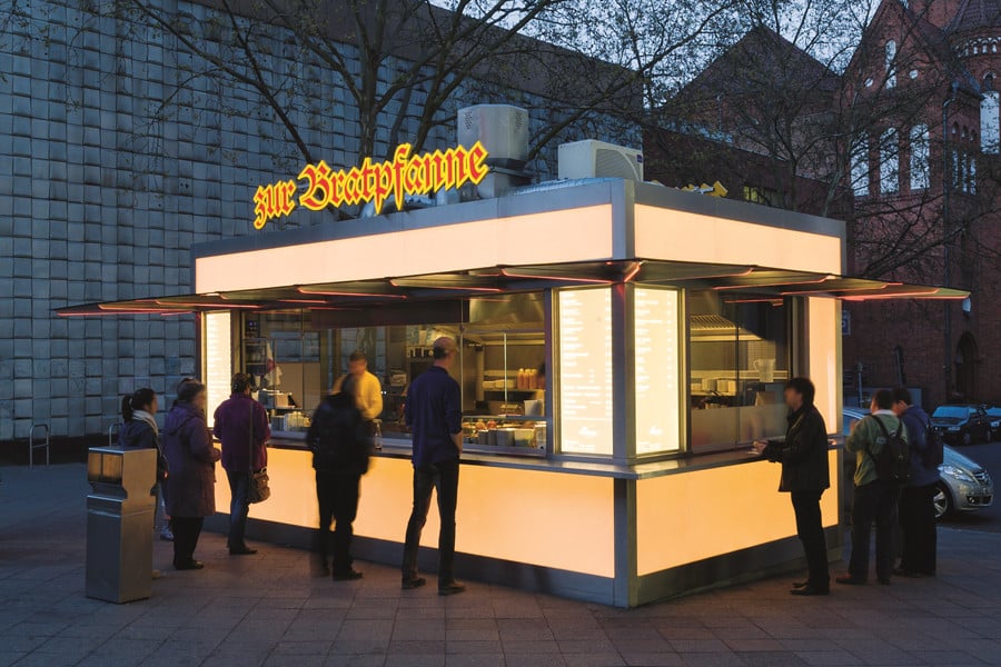 Die Glaskeramikplatten haben eine kristalline Struktur und können, wie hier bei einer Berliner Currywurstbude, mit einer Hinterleuchtung versehen werden