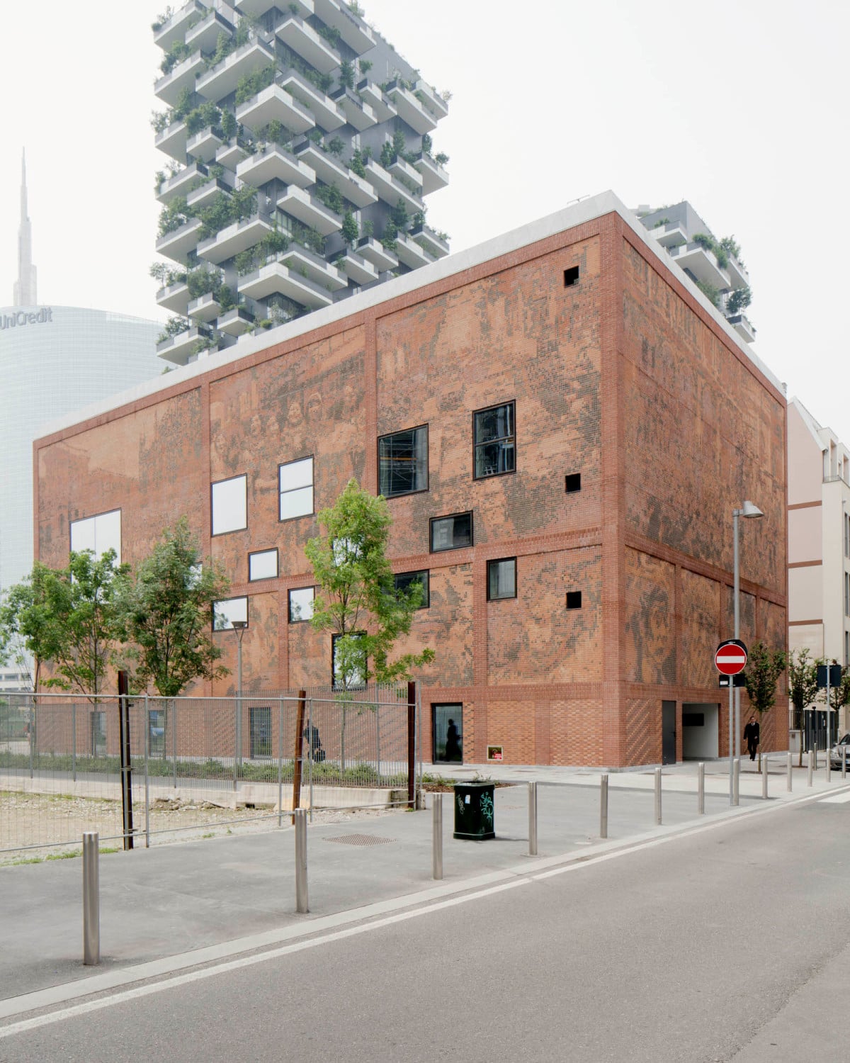 Zwischen den neuen Hochhäusern Torre Unicredit und Bosco Verticale erscheint das Haus wie ein großer roter Ziegel 