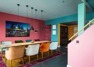 Blick in das Esszimmer mit Übergang in die offene Küche