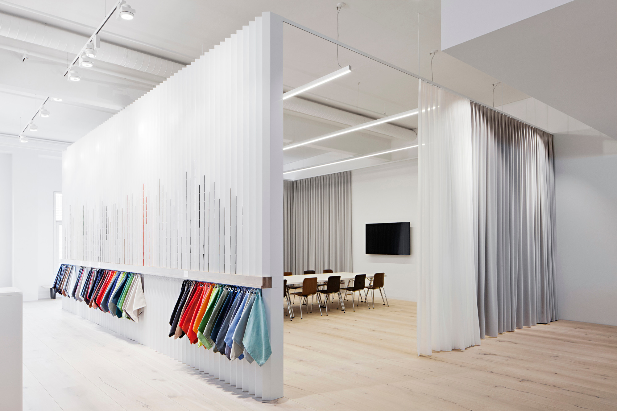 Mit raumtrennenden und schallabsorbierenden Vorhängen und Lamellen wurde das zweite Geschoss einer Produktionshalle auf dem Vitra Campus in Weil am Rhein umgestaltet