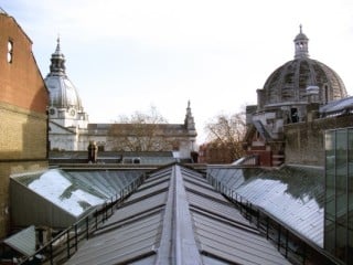 Um das Dach in die Bestandsgeometrie einzufügen, mussten die Verglasungen doppelt gekrümmt ausgeführt werden 