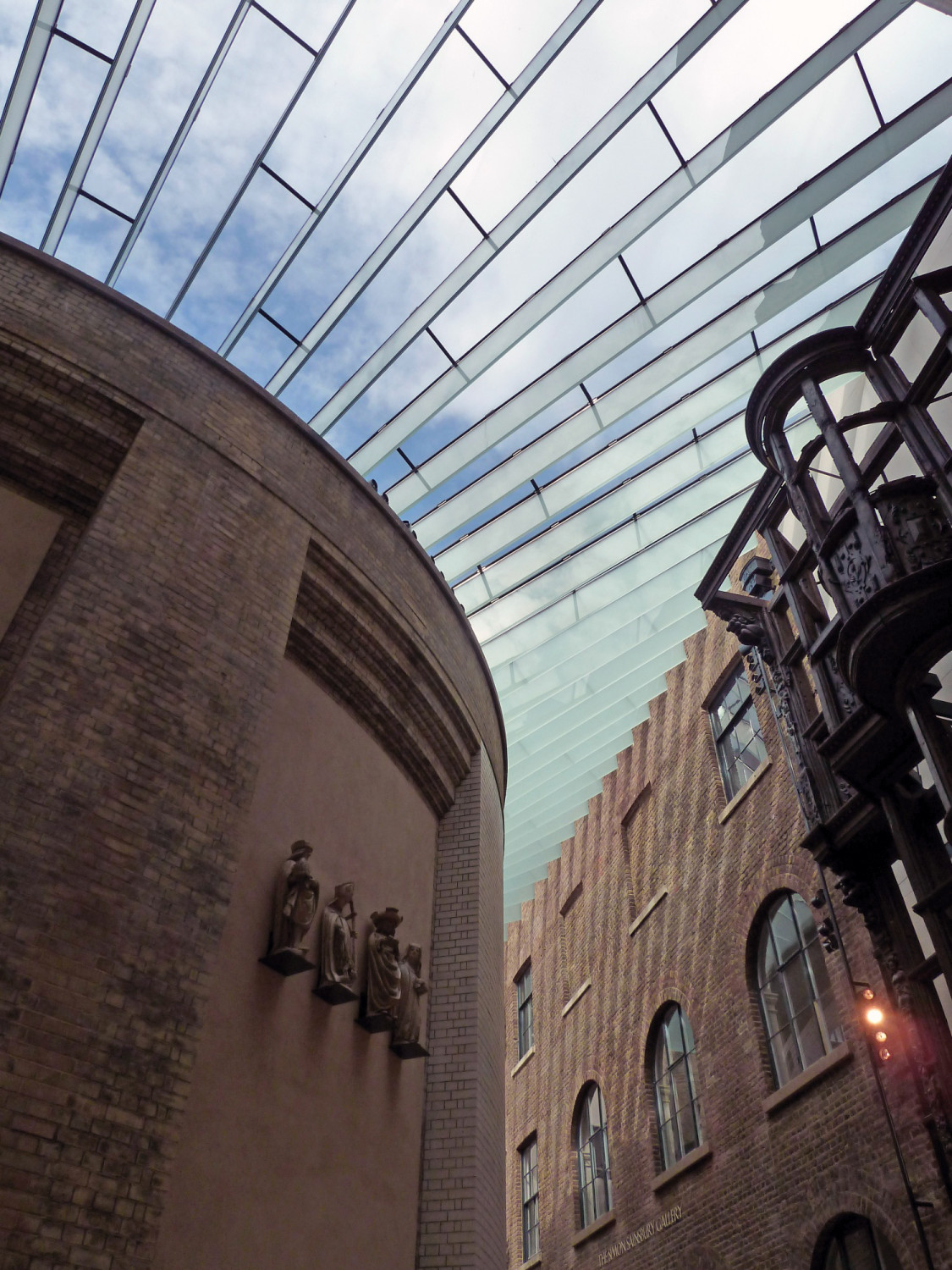 Die neue Glaskonstruktion überdeckt eine Halle für große Architekturfragmente in 14 Metern Höhe