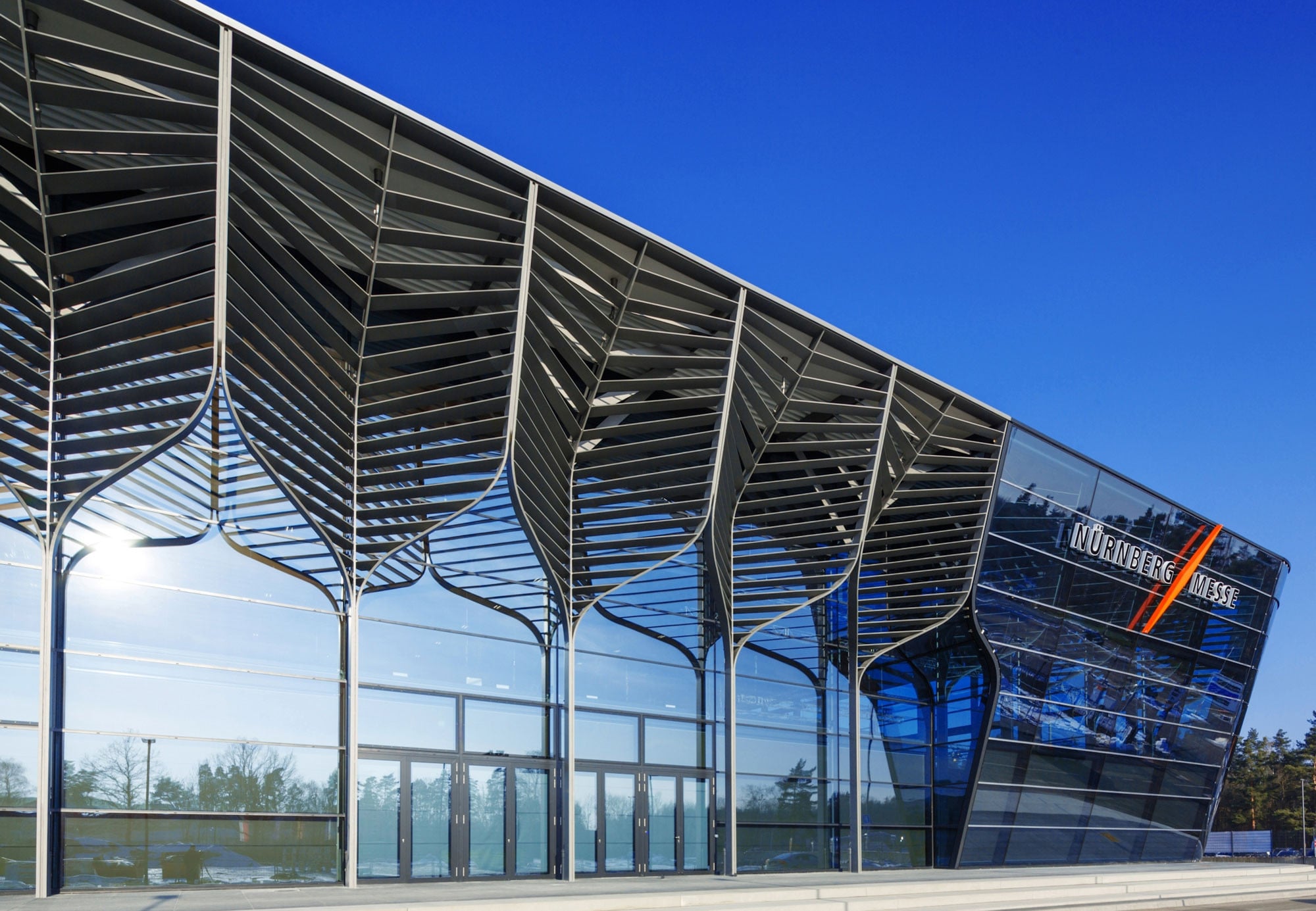 Die Stahlkonstruktion und die fächerartigen Baumstützen der Messehalle A3 Nürnberg (von Zaha Hadid Architects) wurde mit Sika Unitherm Platinum beschichtet