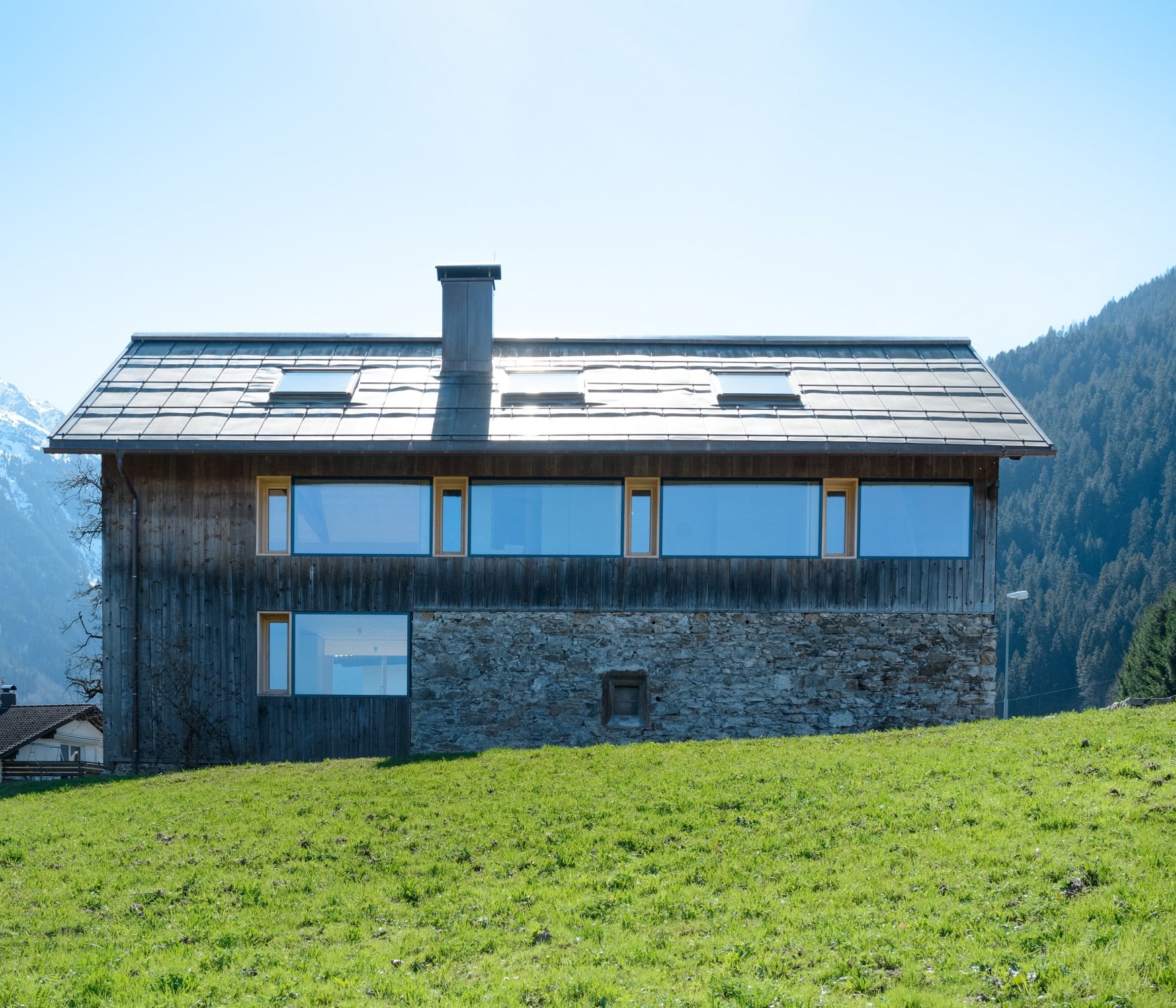 Ansicht Nordwest: Ein Teil des Erdgeschosses besteht aus Bruchsteinmauerwerk