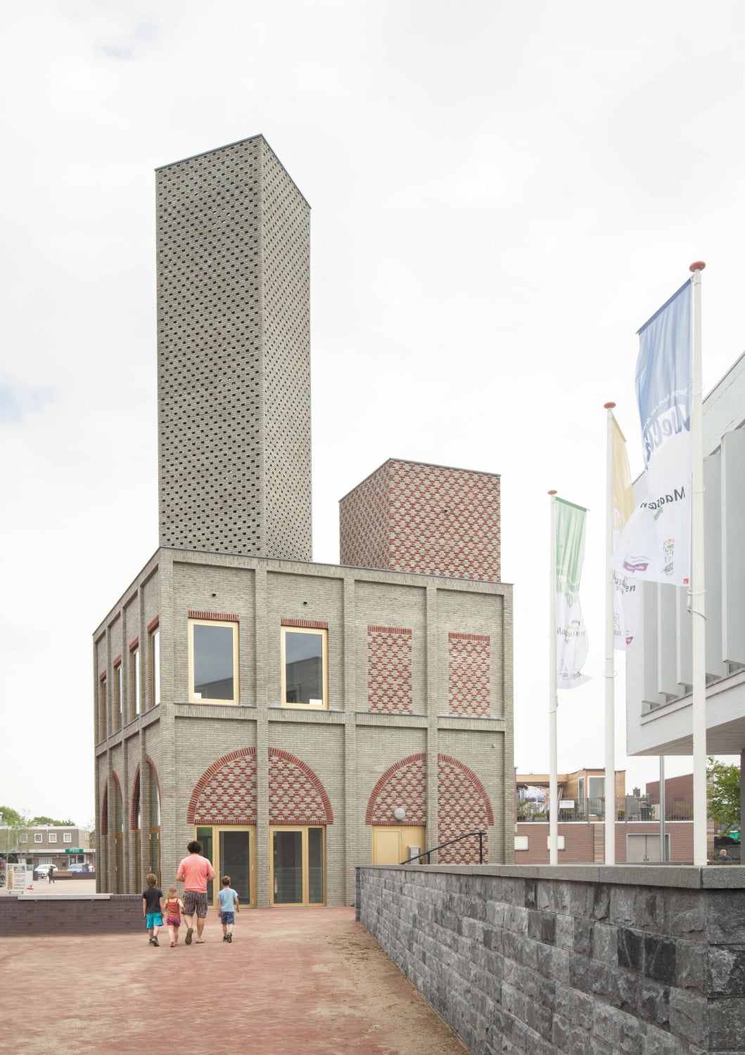 Der zweigeschossige Sockelbau hat Kantenlängen von 11,37 Meter