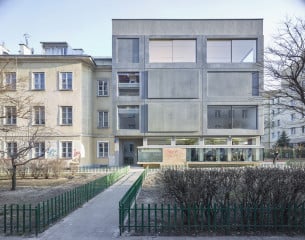 An der neuen Fassade wechseln sich großformatige Fenster mit geschosshohen Betonfertigteilen ab