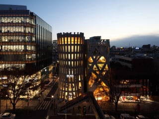 Das achtgeschossige Keyaki Building entstand auf einem winzigen Eckgrundstück