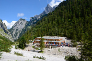 Die Höllentalangerhütte liegt auf 1.387 Meter Höhe in einem Taleinschnitt des Wettersteingebirges