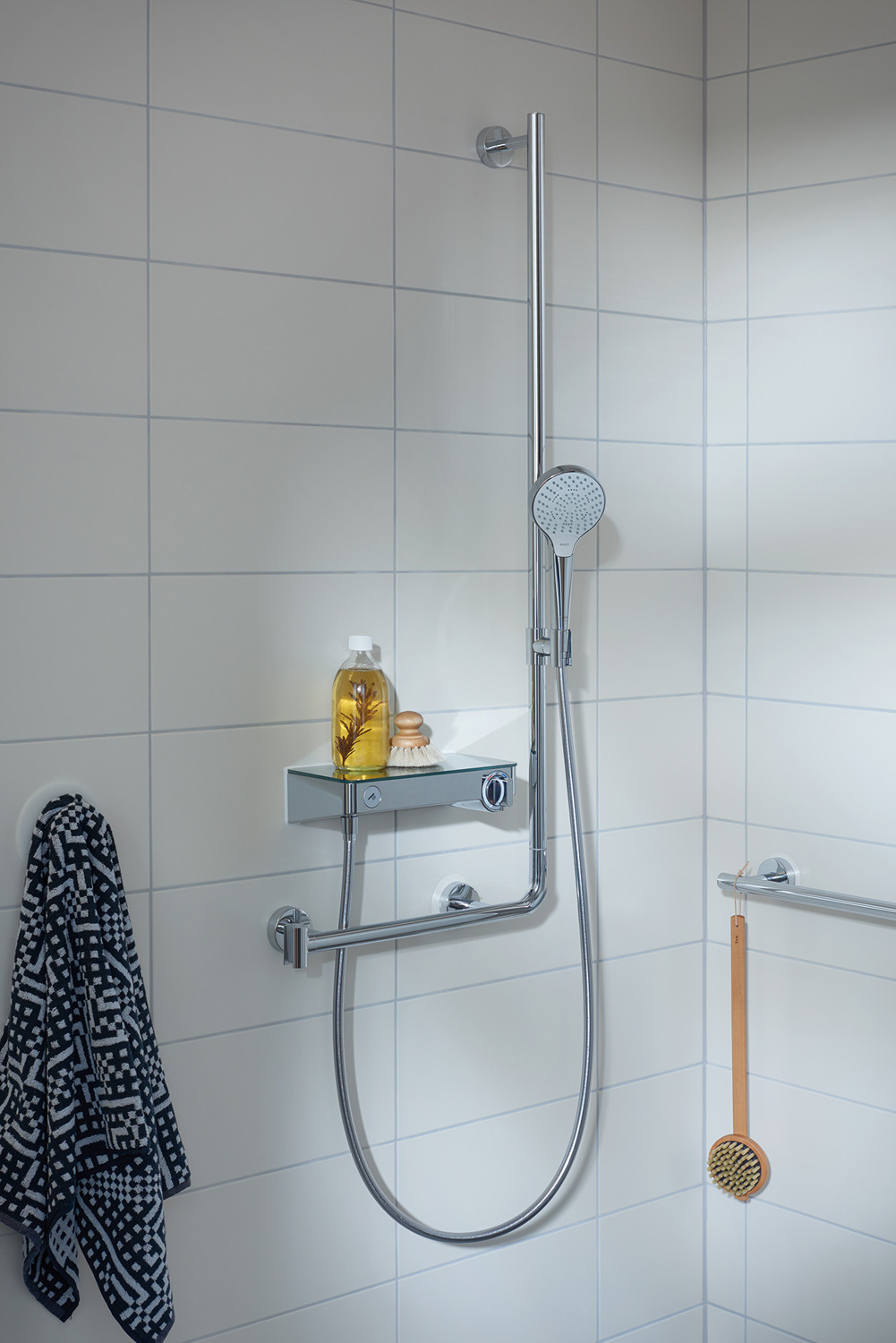 In der bodengleichen Dusche fungiert eine extra verstärkte Brausestange als zusätzlicher Haltegriff