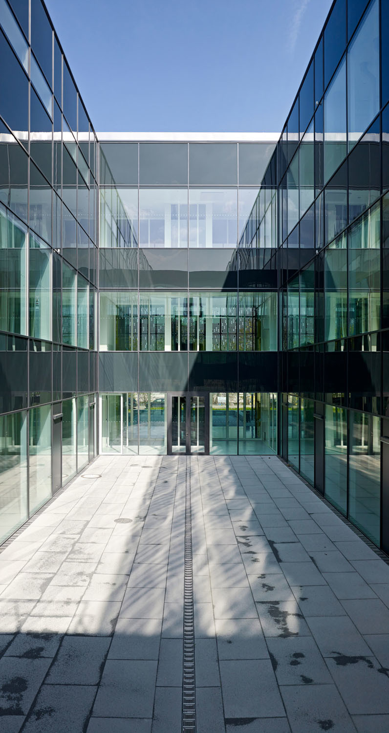 Ein schmaler und tiefer Innenhof versorgt die Labore mit Tageslicht