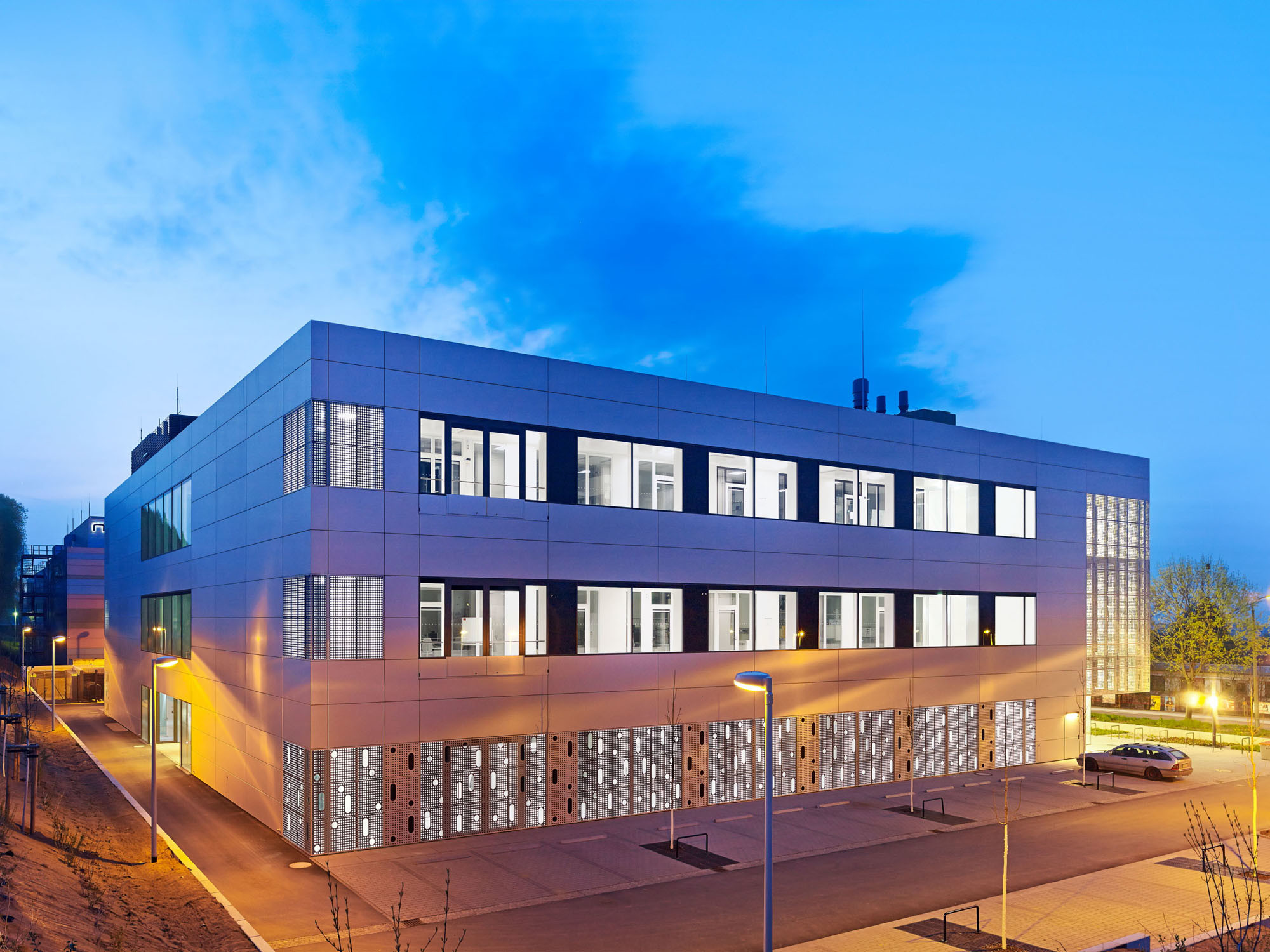 Die Fassade des Lehr- und Forschungszentrums ist aus Metallpaneelen, die teilweise perforiert sind