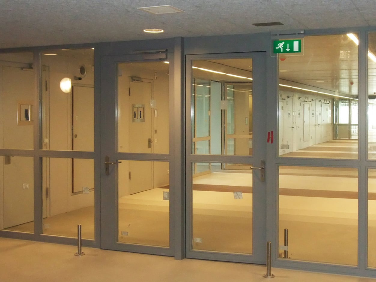 Die robuste Tür ist mindestens 45 Minuten brandbeständig (Abb. während eines Tests)