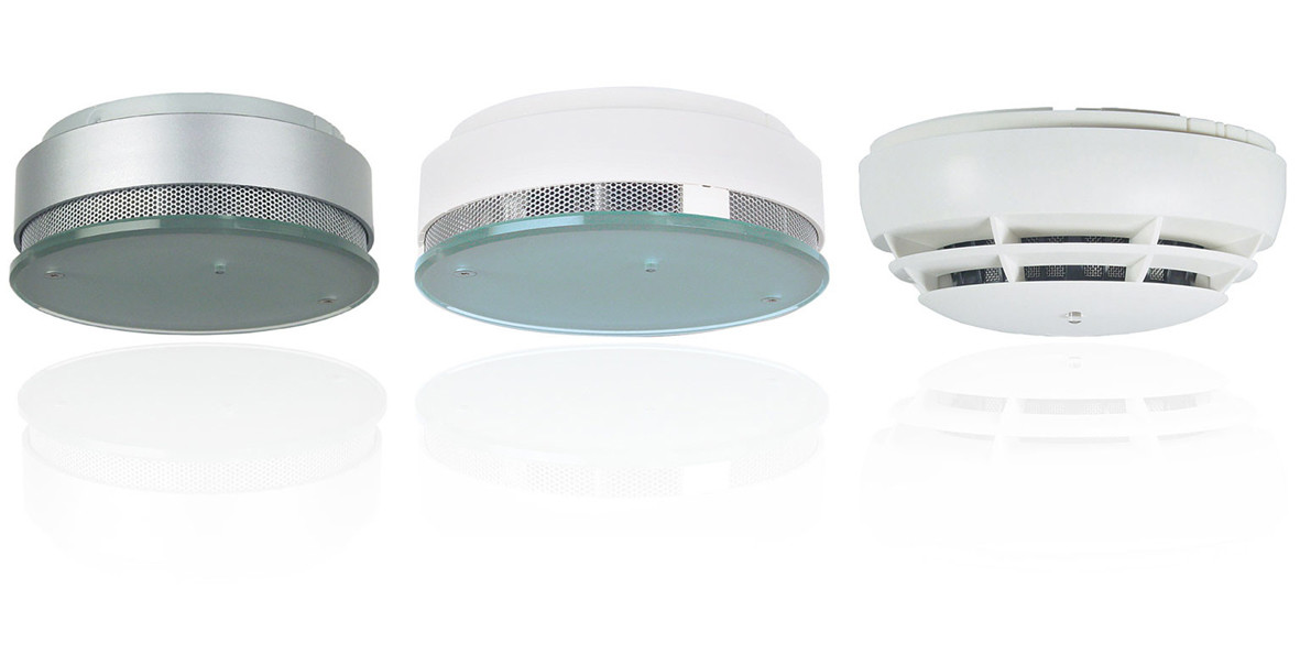 Die Rauchwarnmelder HD 3002 (rechts) und HD 3005 (mitte und links) gibt es nun mit Anschlussmodulen in BUS-Technologie