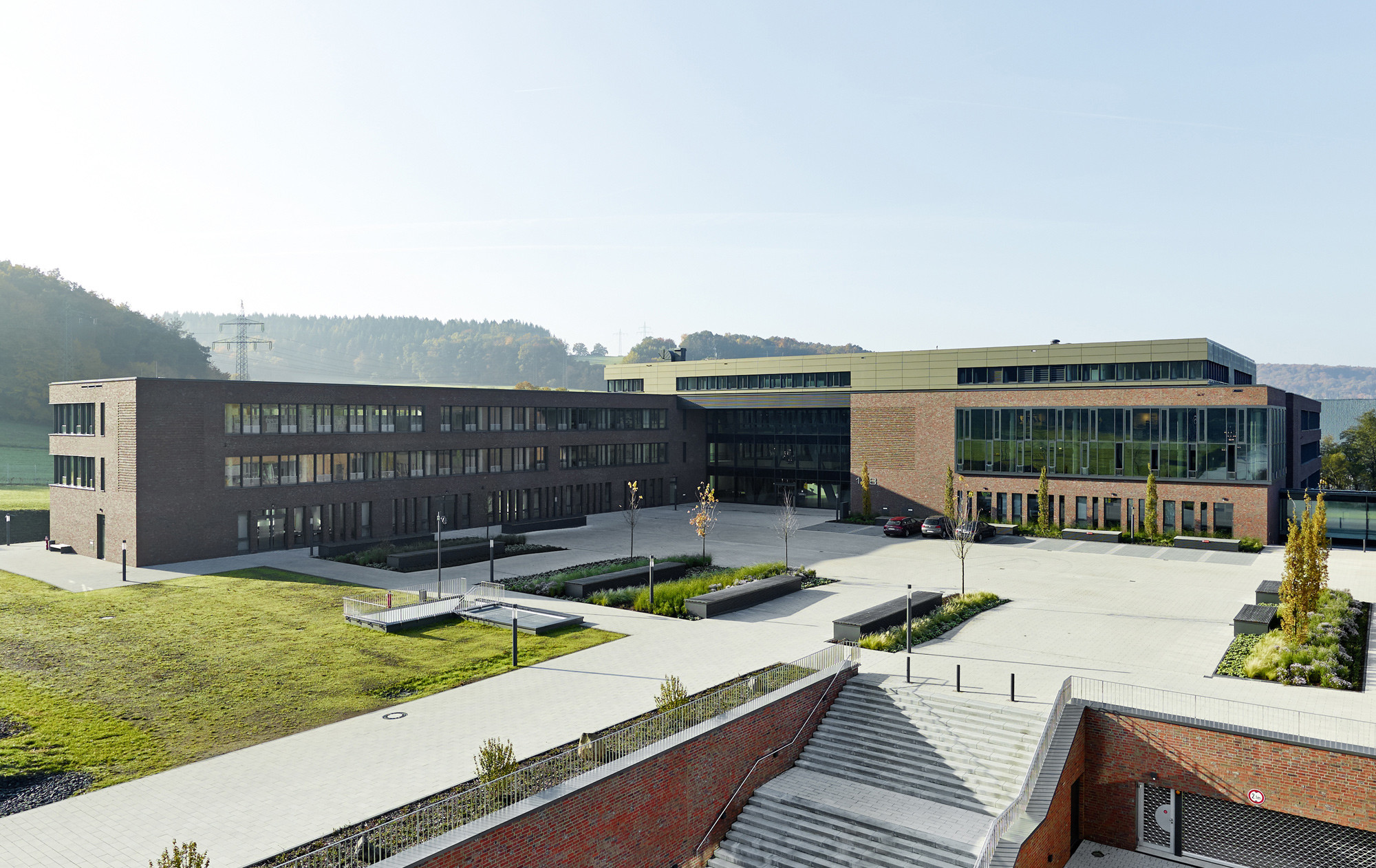Die Hauptverwaltung ist ein flügelartiger Bau mit einer großzügigen Eingangshalle im Zentrum