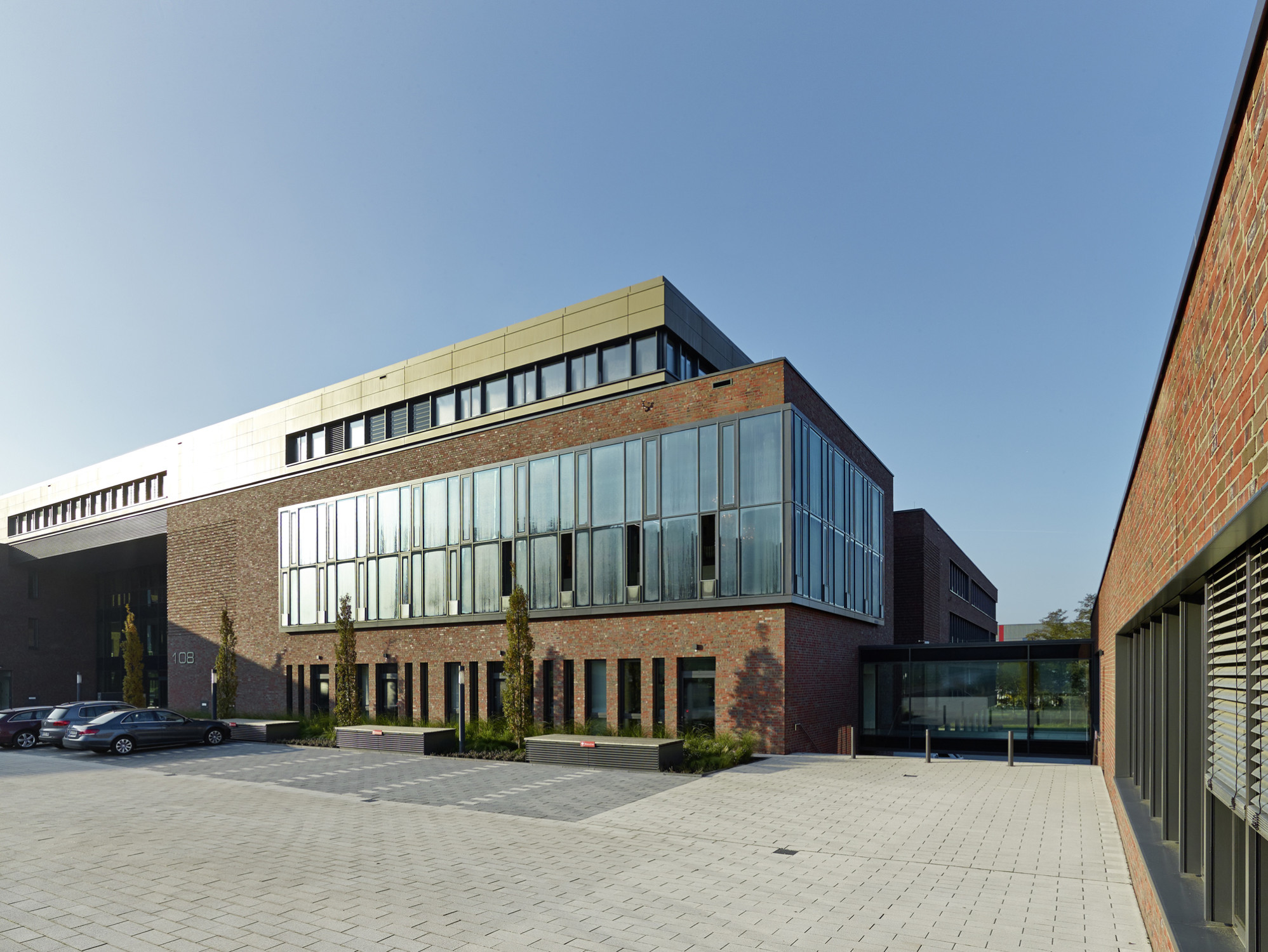 Klinker, Aluminium und Glas prägen die Erscheinung der Gebäude