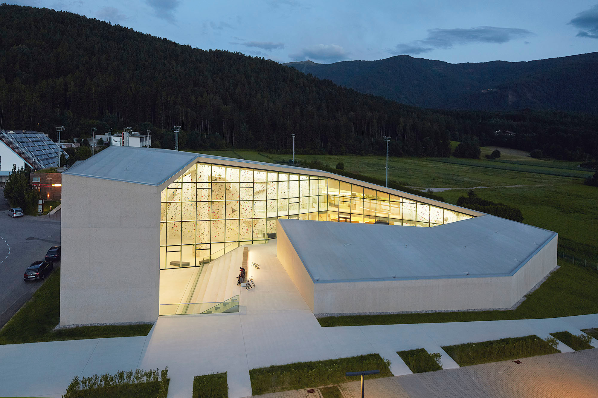 Die Architekten konzipierten einen bandartig gewundenen Baukörper aus verschieden großen, der Höhe nach ansteigenden Segmenten
