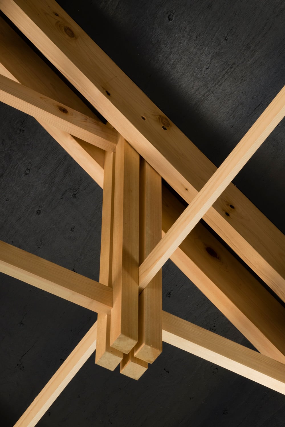 Die Dachsparren bestehen aus jeweils zwei 120 x 36 mm starken miteinander verschraubten Brettern