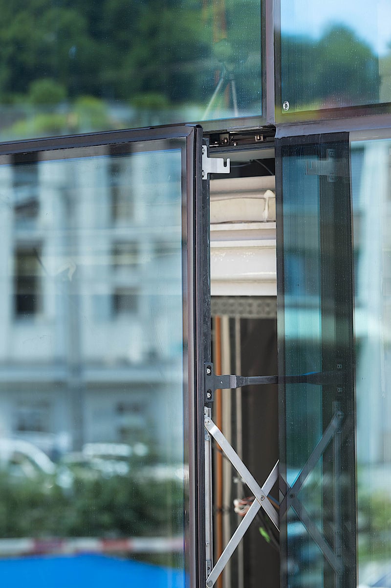 Bei ihnen wird der Fensterflügel parallel zum Rahmen verschoben, so dass sich ringsum ein Luftspalt bildet