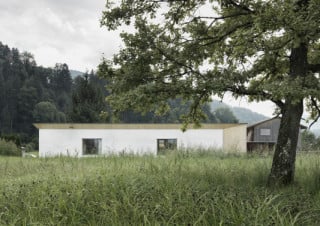 Im Nordwesten grenzt das Wohnhaus an eine weite Riedlandschaft