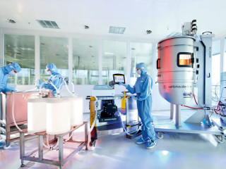 Labore verlangen meist eine definierte Atmosphäre aus Parametern wie Temperatur, Feuchte und Druck (Abb.: Labor mit Zellkultivierung im biopharmazeutischen Prozess).
