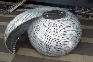 Der rund fünf Meter hohe Ausstellungspavillon in Form einer Meeresschnecke aus doppelgekrümmten Aluminium-Schalen am temporären Standort Gould Plaza in New York