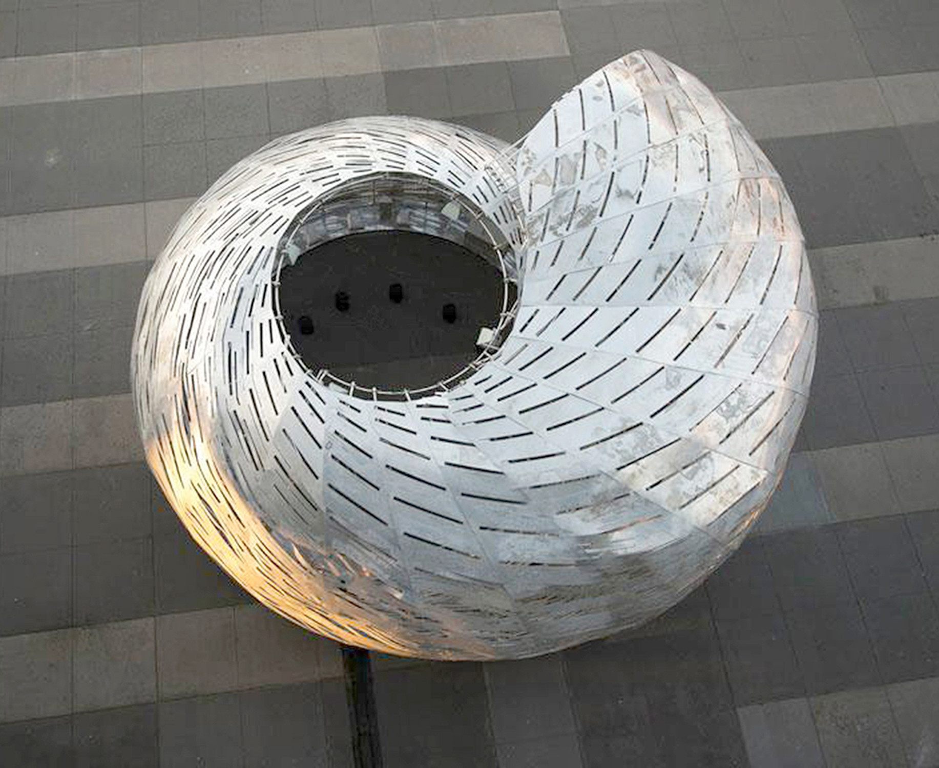 Der Pavillon mit einer Grundfläche von rund 65 Quadratmetern wirkt durch seine Form wie eine riesige Resonanzkammer