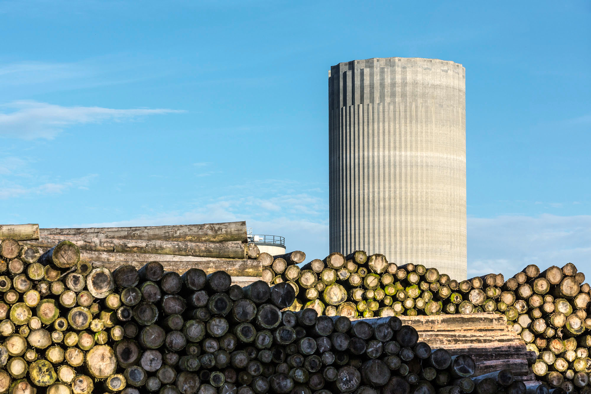 Das frei stehende Pelletsilo besitzt ein Speichervolumen von 10.000 Kubikmeter