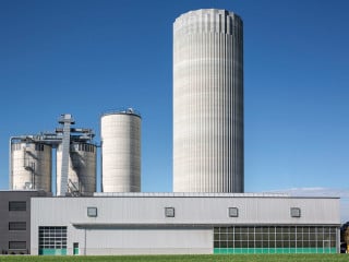 Mit einer Höhe von 60 Metern überragt der Turm sämtliche Gebäude der Umgebung 