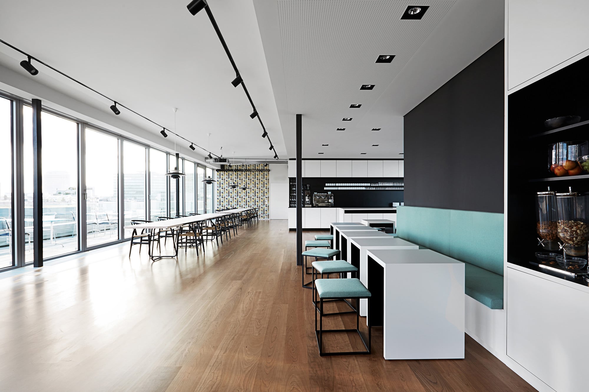 Großzügige Cafeteria im 6. OG neben flexibel nutzbaren Arbeitszonen