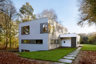 Von Westen: Der Bestand am Hang wurde aufgestockt und erhielt einen eingeschossigen Erker