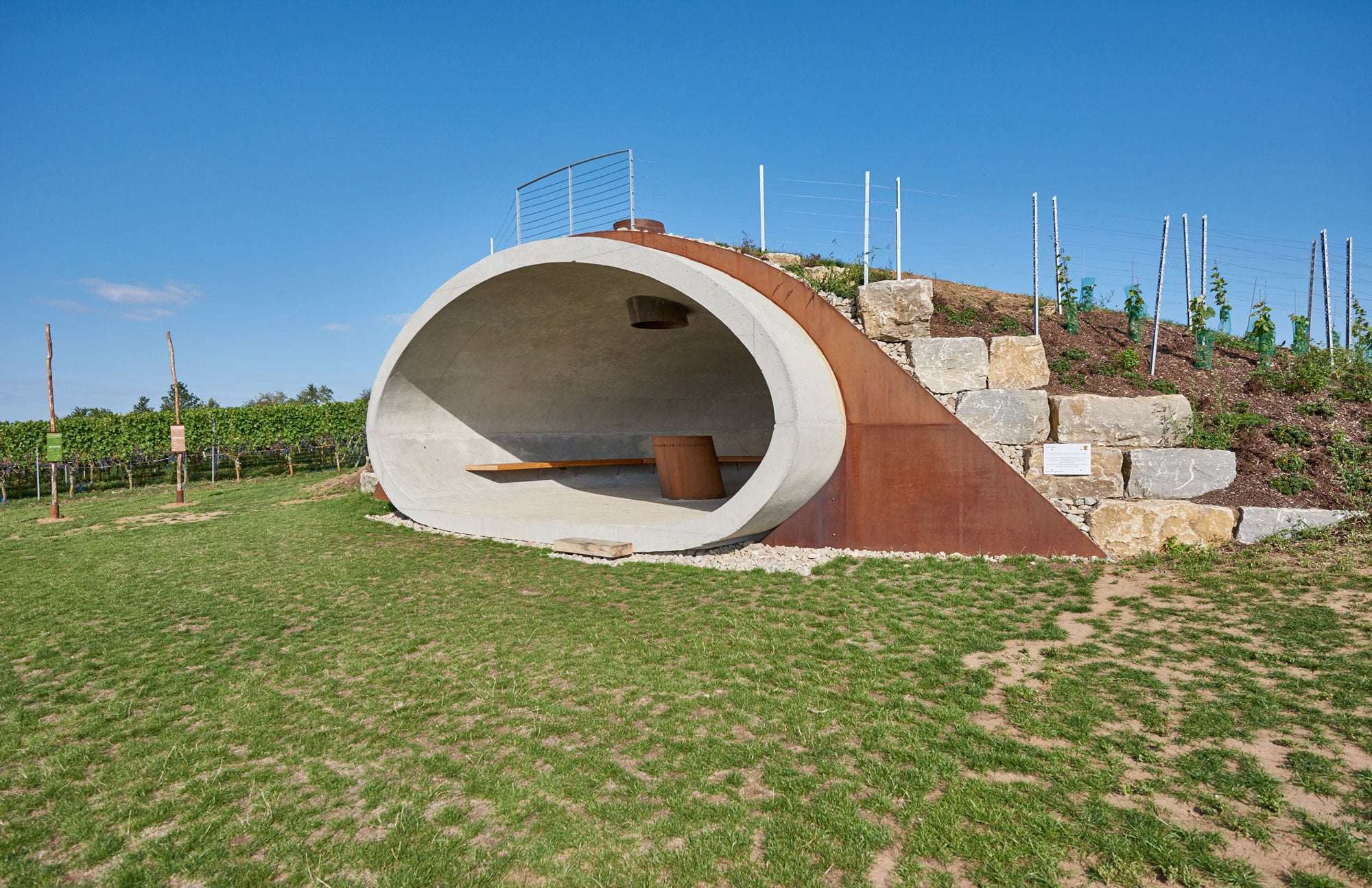 Die Höhle dient als Schutzhütte, Treffpunkt und Aussichtsplattform