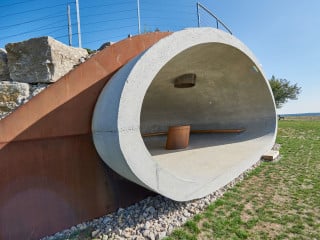 Das organisch wirkende Bauwerk setzt sich aus zwei Betonhalbschalen zusammen