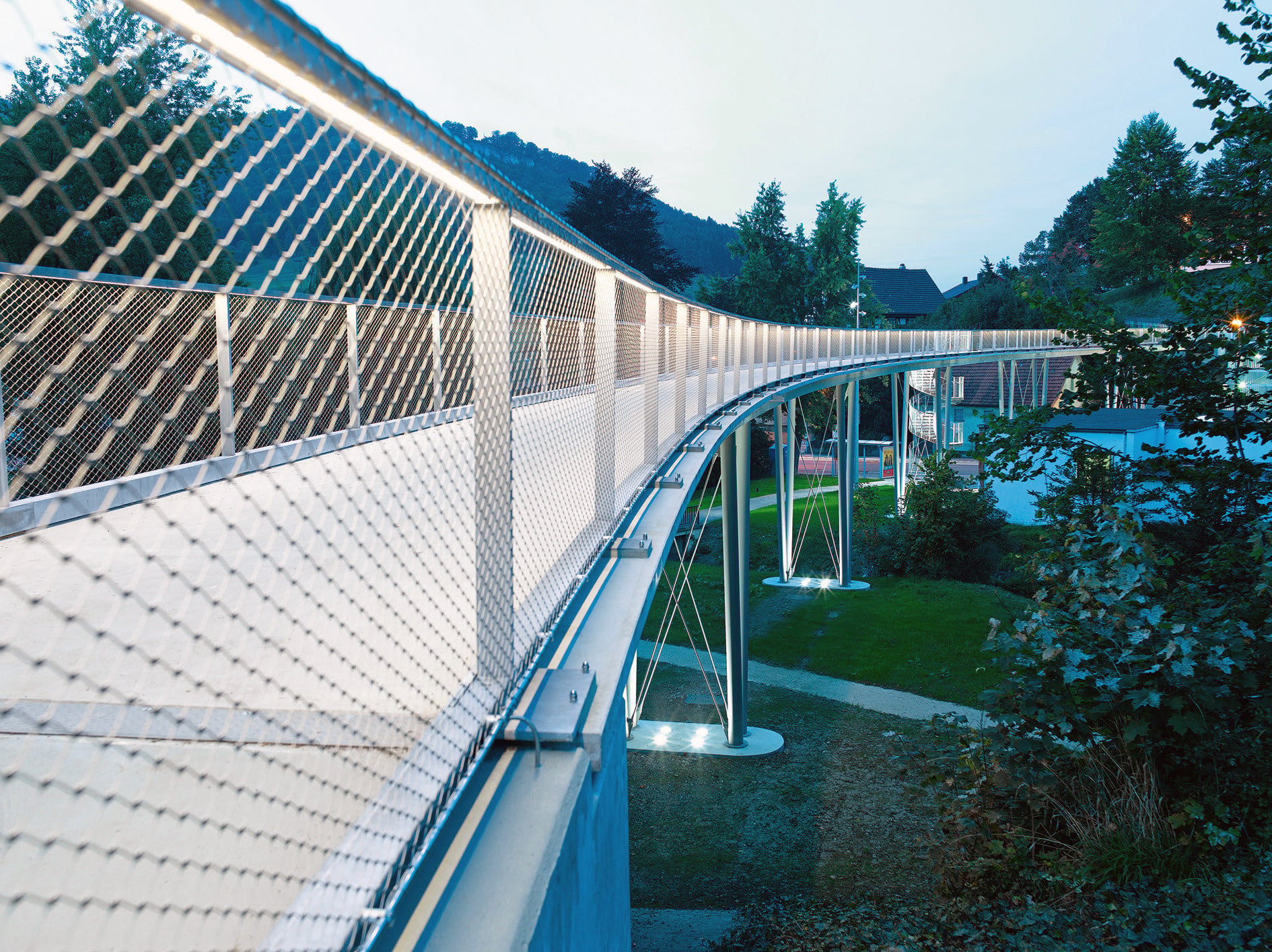 Schon 2010 wurde in Albstadt-Lautlingen eine fast 100 Meter lange Fußgängerbrücke aus Textilbetonfertigteilen errichtet