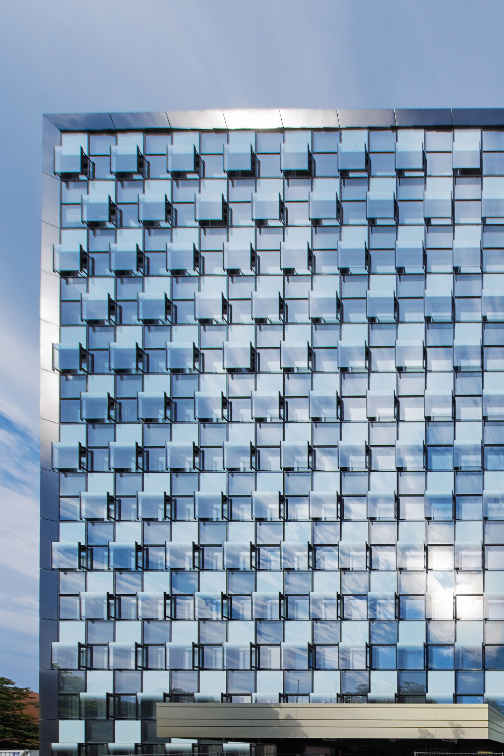 Die alte Aluminiumfassade wurde durch eine Glaselementfassade im Schachbrettmuster ausgetauscht