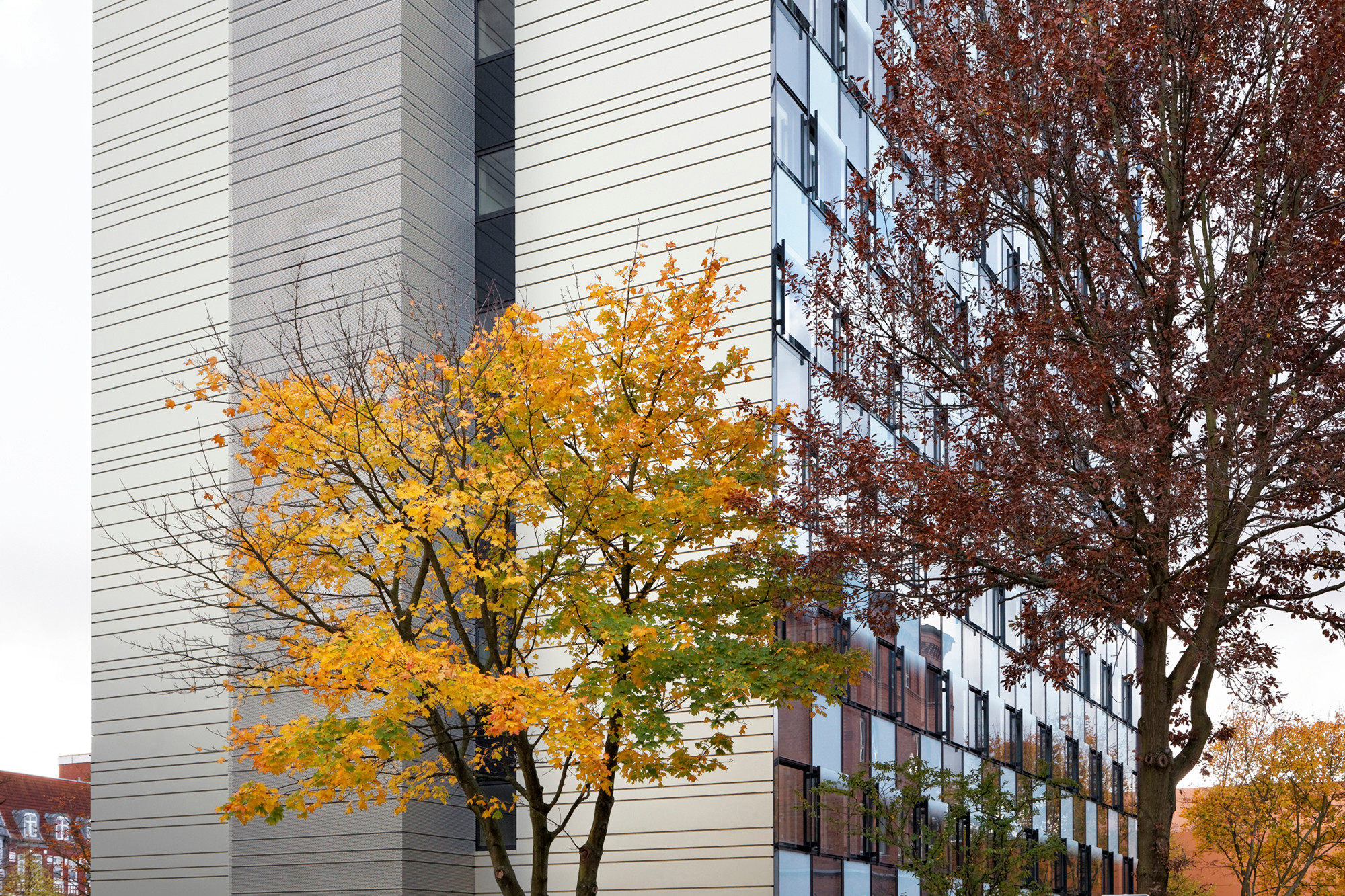 Das Grundelement der neuen Fassade ist ein Kastenfenster in zwei Bautiefen: ein sogenanntes Winter- und ein Sommerfenster (Ausschnitt Nordwestansicht)