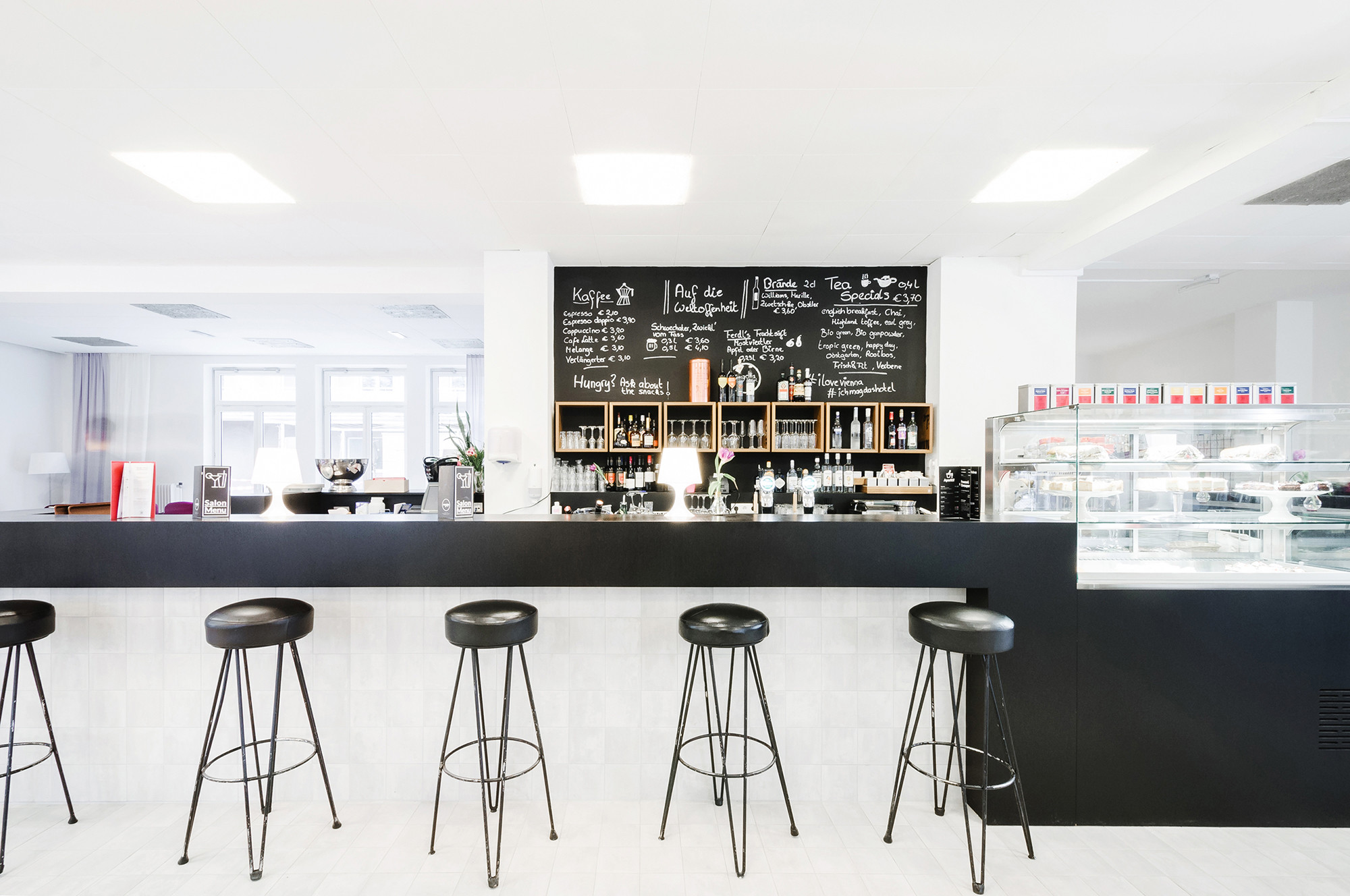 In den öffentlichen Bereichen, sowie im Foyer und in der Bar sind die Böden hellgrau gefliest