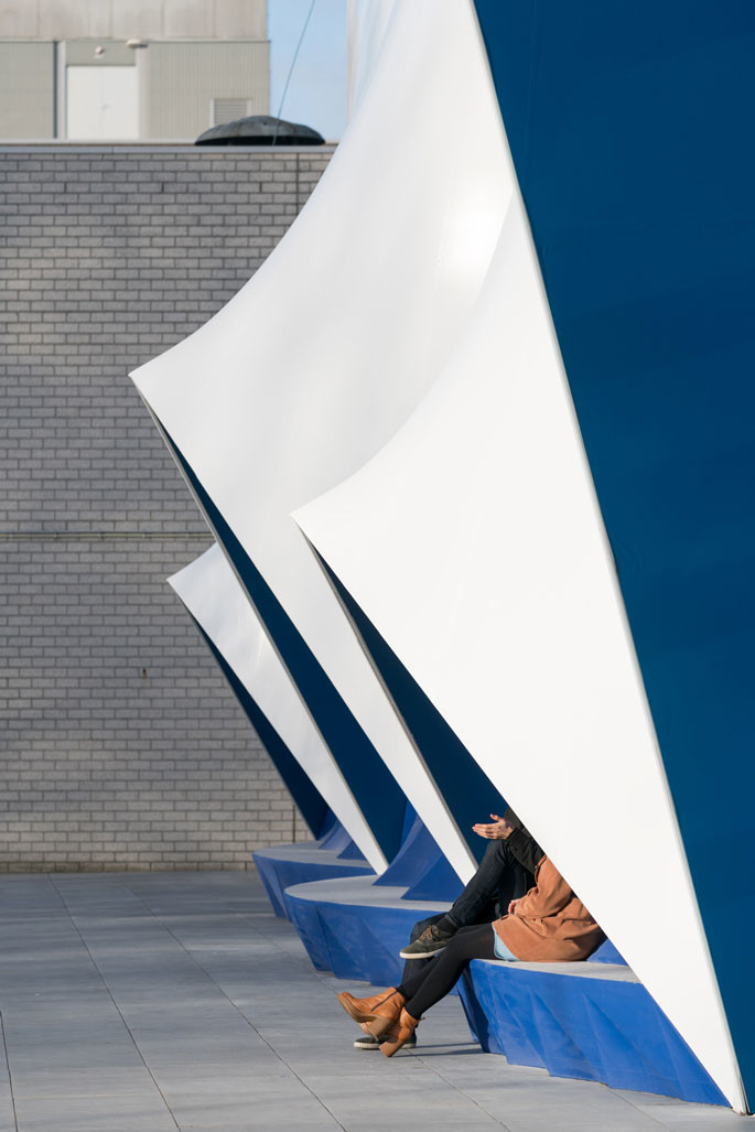Die blauen Sitzelemente bestehen aus einem Biokunststoff auf Leinöl-Basis