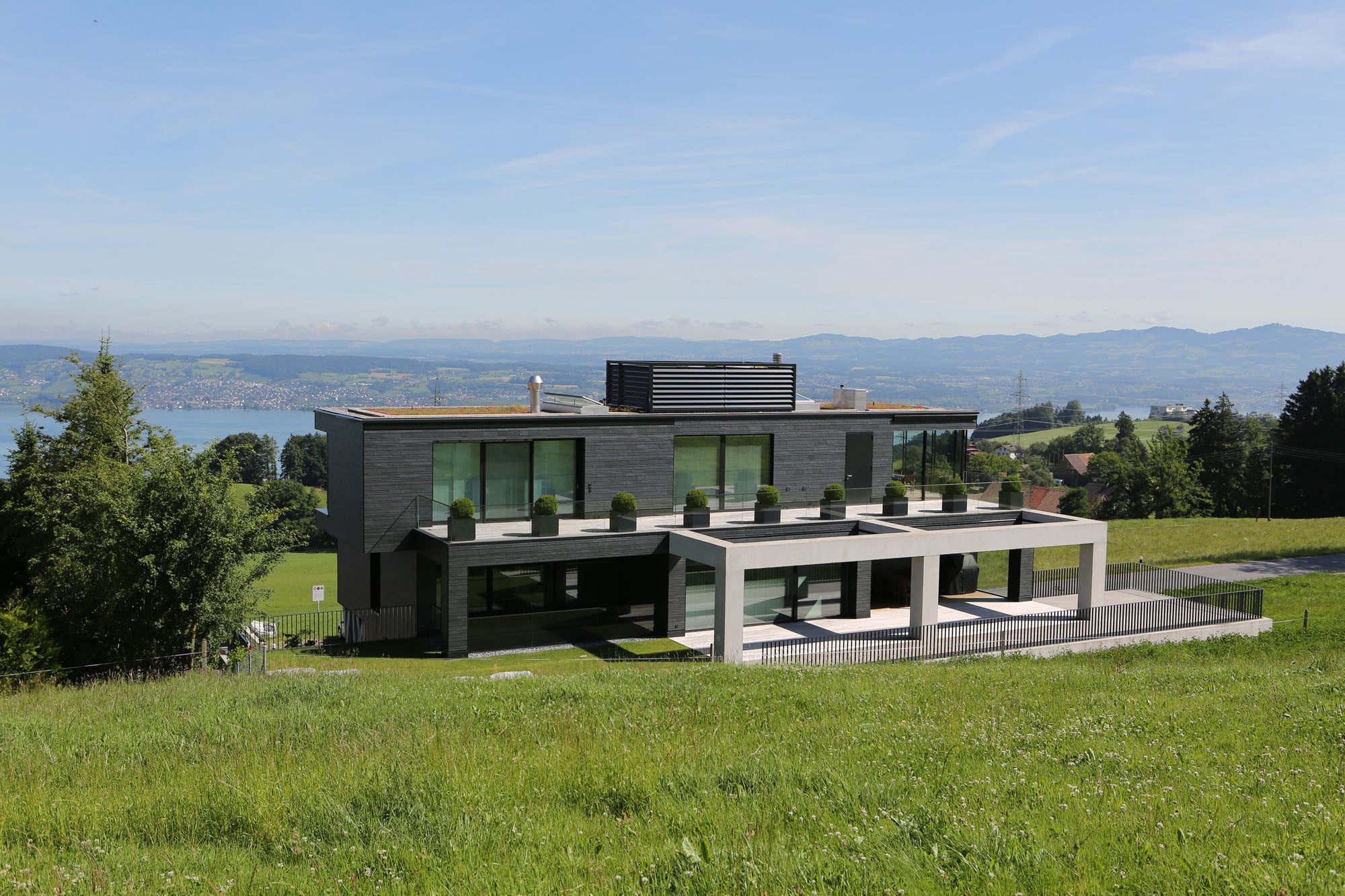 Südansicht des Hauses in exponierter Lage über dem Zürichsee