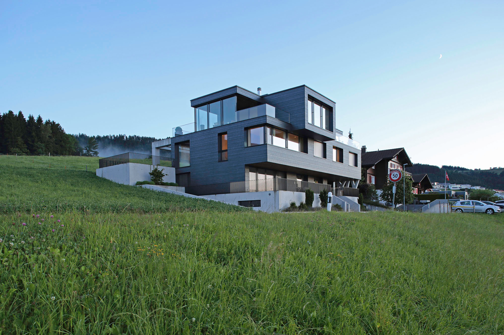 Das Haus scheint fast zerklüftet von Balkonen und Terrassen, keine Etage gleicht der anderen