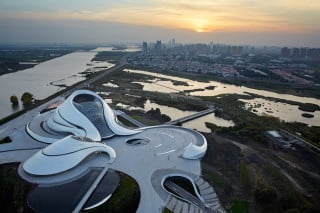 Das Opernhaus auf einer Insel im Fluss Songhua Jiang sieht aus wie eine vom kalten Wind geformte und zu Eis erstarrte Landschaft 