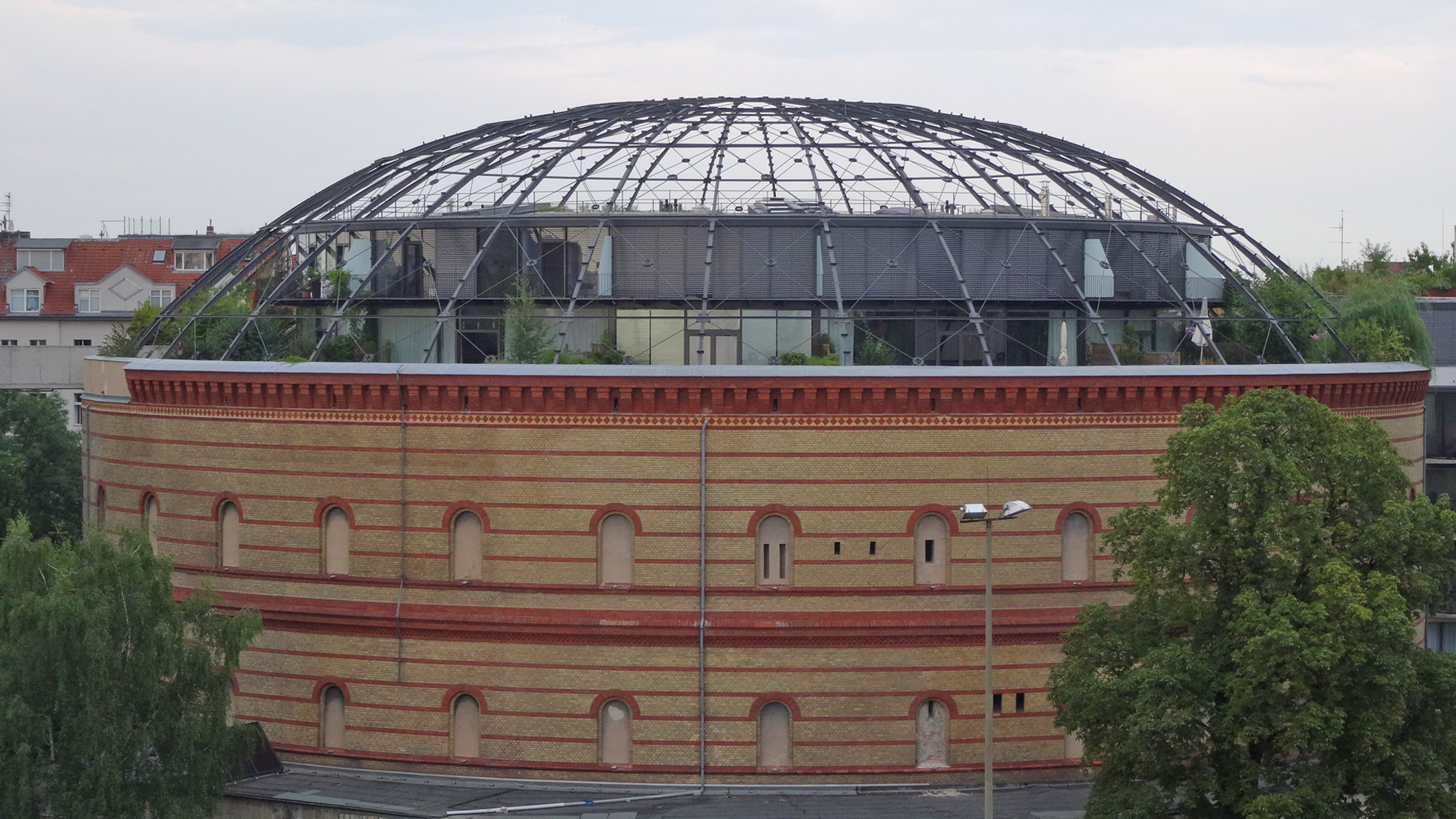 Einen wichtigen Aspekt im Zuge der Aufstockung eines Bestandsgebäudes stellt die Gewährleistung der Rettungswege dar