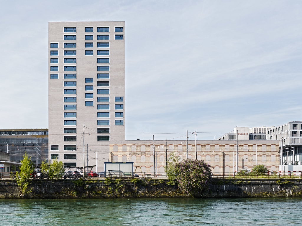 Alt- und Neubau sind ineinander verzahnt, sie durchdringen sich gegenseitig: Das historische Verbundmauerwerk mit seinen Segmentbögen wird überlagert und ist mit Sichtbeton gefüllt (Nordostansicht)